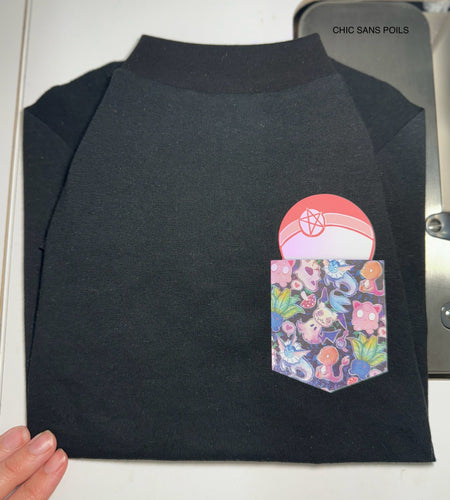 Curve T-shirt - Black poke pocket (fake pocket)